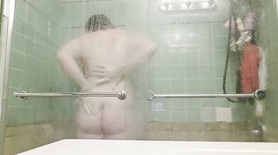 Hot shower time for v0i1et her big pussy gets destroyed