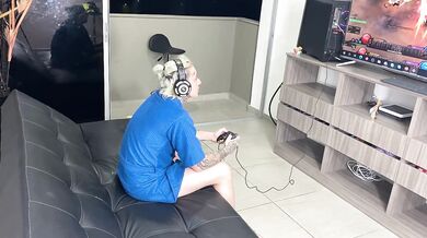 Gamer stepsis ruins his game with sloppy blowjob then takes his big dick