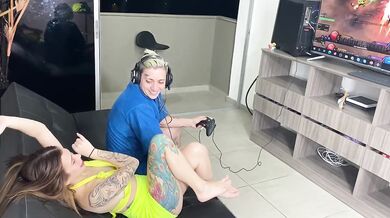 Gamer stepsis ruins his game with sloppy blowjob then takes his big dick