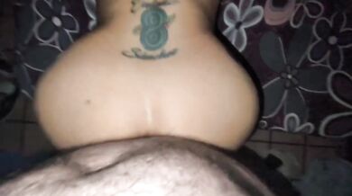 MILF latina a oscuras montada hasta chorrar la cama