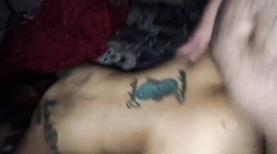 MILF latina a oscuras montada hasta chorrar la cama
