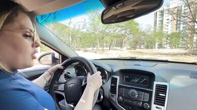 Una culona latina aprende a conducir con un palo enorme en la garganta