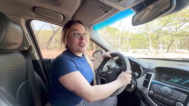 Una culona latina aprende a conducir con un palo enorme en la garganta