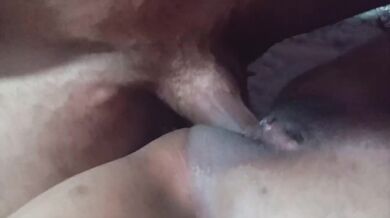 MILF con clitoris enorme sumisa a la enorme verga de su hijastro