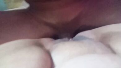 MILF con clitoris enorme sumisa a la enorme verga de su hijastro