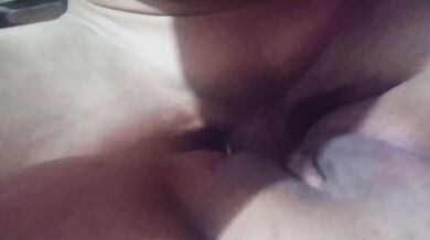 MILF con clitoris enorme sumisa a la enorme verga de su hijastro