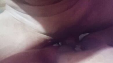 MILF con clitoris enorme sumisa a la enorme verga de su hijastro