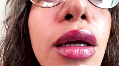 5 Minutes of Besos ASMR Close Mic Wet Kisses Solo