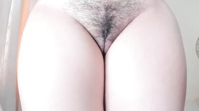 Fat assed camgirl gushes wet and wild for daddy
