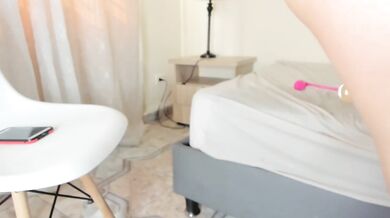 Fat assed camgirl gushes wet and wild for daddy
