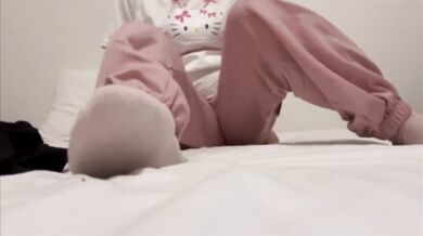 Forgot his pants college girl masturbates with his stink while alone