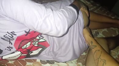 Hermanastra en pijama se tumba en la cama de mi hermanastro cachonda