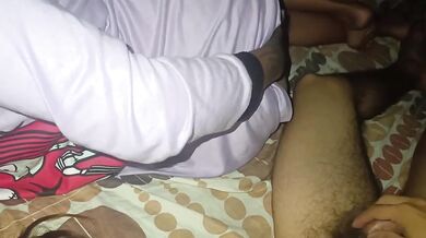 Hermanastra en pijama se tumba en la cama de mi hermanastro cachonda