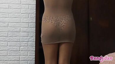 Estoy en bragas tengo ganas de tocarme sensualmente sola en casa
