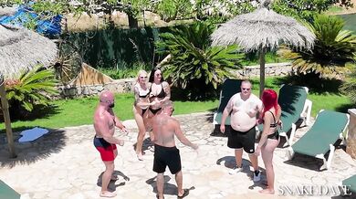 Mallorca gruppensex with blonde big tits and brunette party gangbang