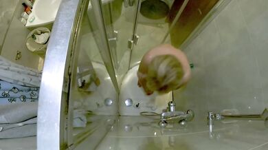 Mature cougar jerks off in the shower until her pussy drips