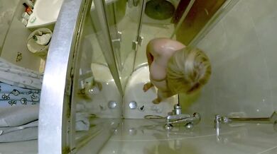 Mature cougar jerks off in the shower until her pussy drips