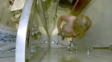 Mature cougar jerks off in the shower until her pussy drips