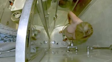 Mature cougar jerks off in the shower until her pussy drips