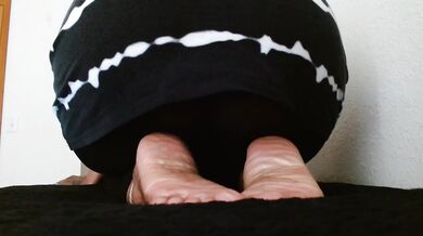 Ebony dominatrix worships her big juicy ass and feet