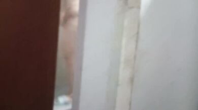 Espiando cuando se está bañando con ese culo grande goteando