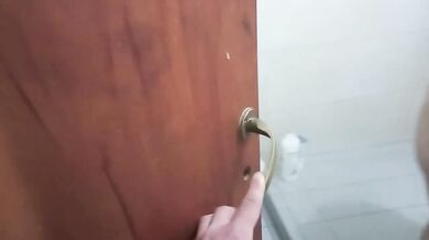 Espiando cuando se está bañando con ese culo grande goteando