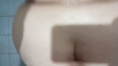 Espiando cuando se está bañando con ese culo grande goteando