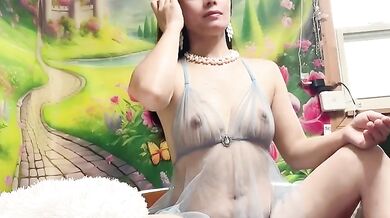 Teenage babe in blue dress lips stick gushing solo