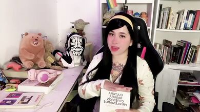 Leyendo libros sucios cerebros privilegiados nerds excitados