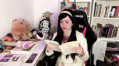 Leyendo libros sucios cerebros privilegiados nerds excitados