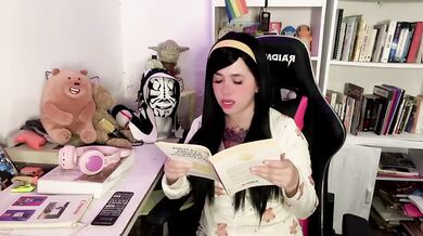 Leyendo libros sucios cerebros privilegiados nerds excitados