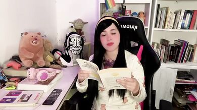 Leyendo libros sucios cerebros privilegiados nerds excitados