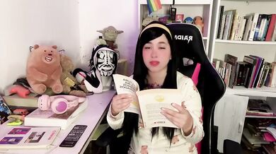 Leyendo libros sucios cerebros privilegiados nerds excitados