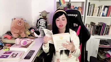 Leyendo libros sucios cerebros privilegiados nerds excitados