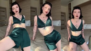 Will you look me in the eyes while you lick my pussy? Brunette slut stepsis dildo riding hot tattoo girl solo masturbation