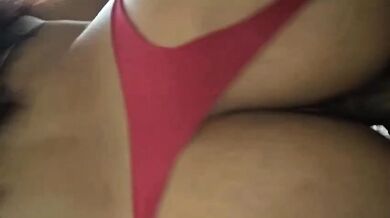 Bragas rojas de lado la morena colombiana ordeñando el gran pene