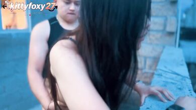 Neighbors watch while she takes it hard in public sexo al aire libre con kitty