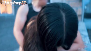Neighbors watch while she takes it hard in public sexo al aire libre con kitty