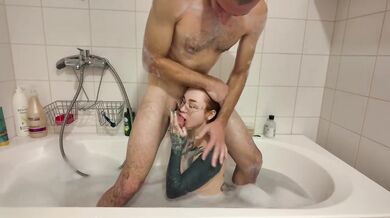 Bath time blowjob destroys redhead babysitter's tight throat