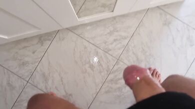 AMATEUR | CHRISTMAS - STRONG CUMSHOT ON HOLIDAY WITH A BIG DICK