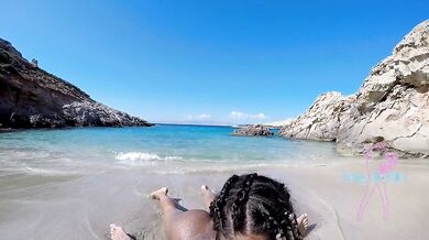 Eating and fucking a delicious cock on the beach during the holidays