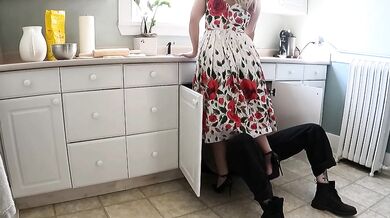 BORED MILF HOUSEWIFE FUCKS PLUMER BREEDING CREAMPIE