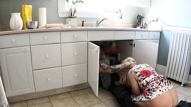 BORED MILF HOUSEWIFE FUCKS PLUMER BREEDING CREAMPIE