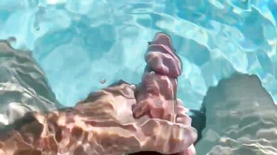 Je prends mon pied dans ma piscine