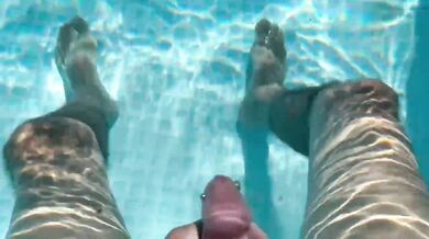 Je prends mon pied dans ma piscine