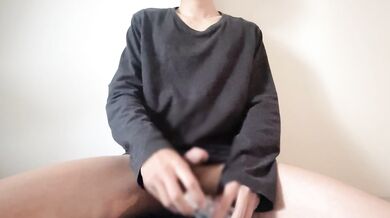 A boy who can't resist masturbating from the morning of his holiday