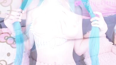 Hatsune Miku cosplayer teases herself with juicy dildo solo action