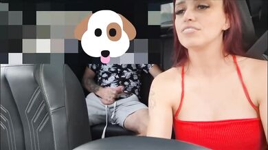 Uber driver lets passenger jerk off in her car ruiva gostosa