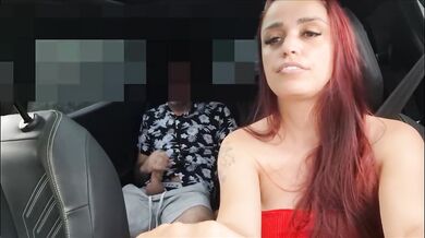 Uber driver lets passenger jerk off in her car ruiva gostosa