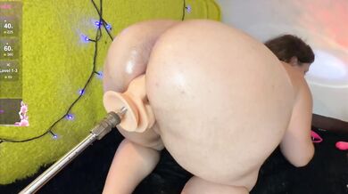 Pawg girl squirts fire on sex machine until curvy curves drip wet